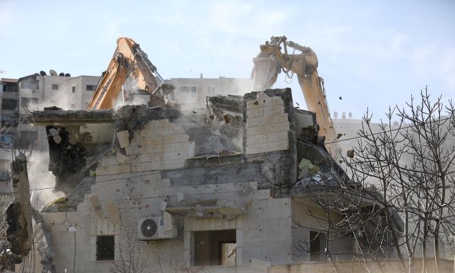القدس: الاحتلال يجبر مقدسياً على هدم منزله ذاتياً في بيت صفافا