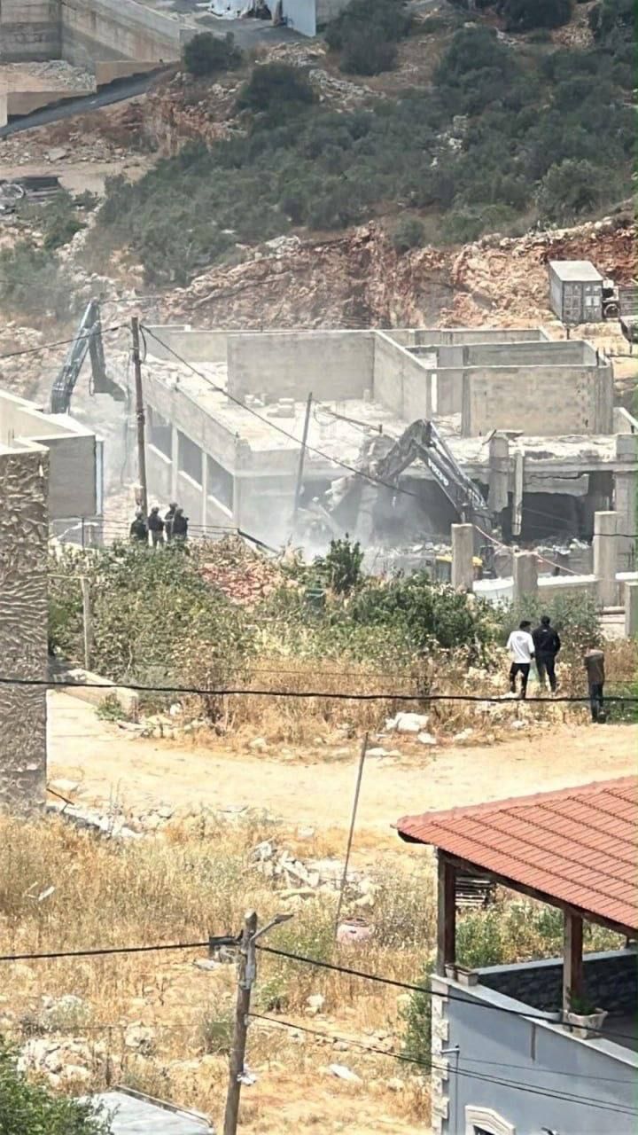 الاحتلال يهدم منزلاً ومنجرة في خربة قلقس جنوب الخليل