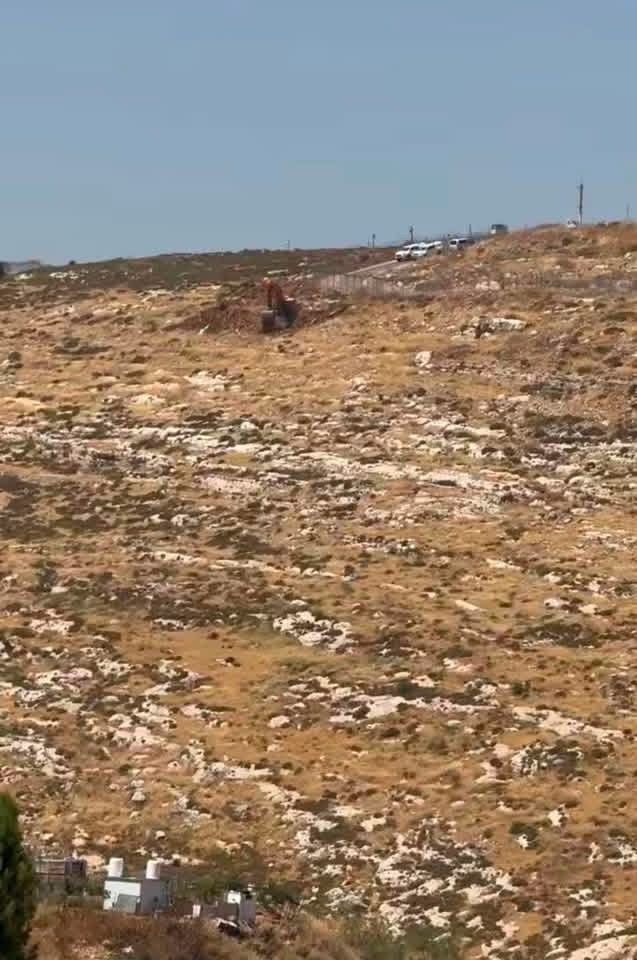 الاحتلال يشق طريقاً استيطانيا جديدا شمال القدس المحتلة
