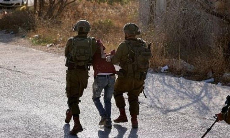 الاحتلال يعتقل شاباً ويداهم منازل المواطنين غرب سلفيت