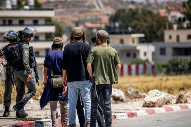 مستوطنون يهاجمون منازل المواطنين ومركباتهم شرق سلفيت