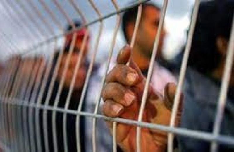 إجراءات مشددة داخل سجن عوفر تفاقم معاناة الأسرى الفلسطينيين