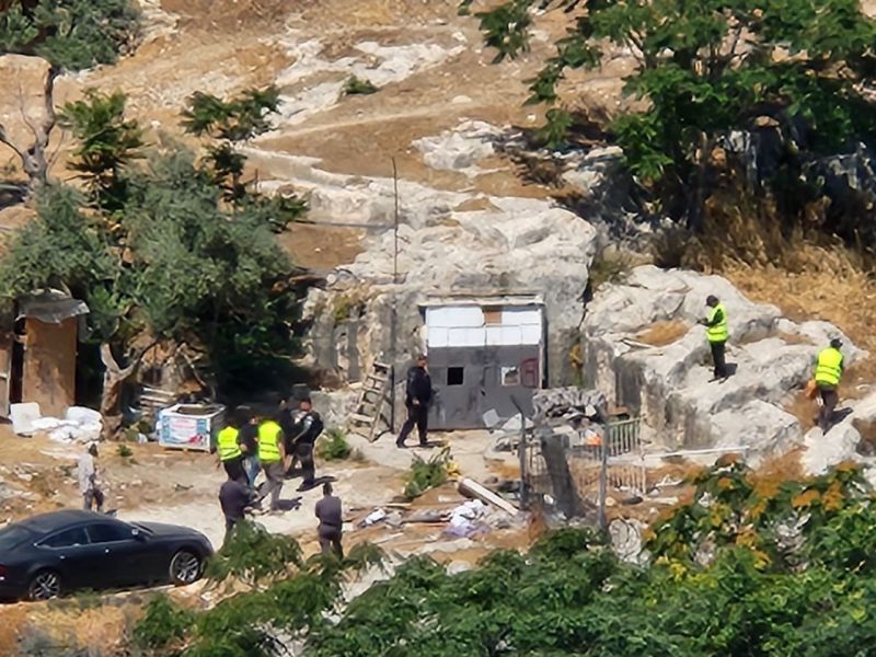 الاحتلال يداهم أرضا في القدس  ومحال تجارية في رام الله