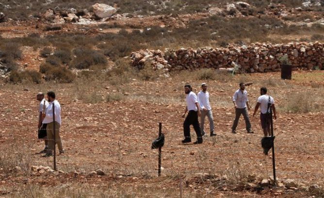 مستوطنون يشقون طريقا استيطانيا جديدا في القدس وينصبون كرافانات إضافية في نابلس