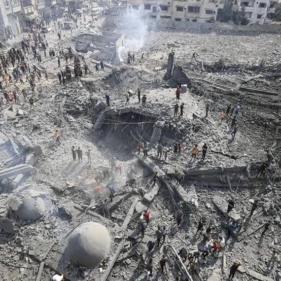 شهداء ومصابون في قصف إسرائيلي يستهدف مركبة وسط غزة