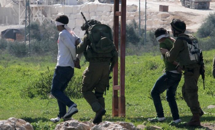 الاحتلال يعتقل 5 مواطنين من رام الله ونابلس