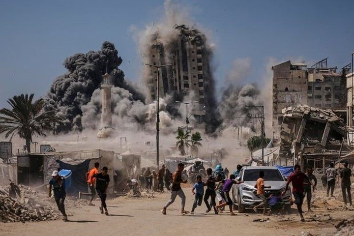 شهيدة ومصابون جراء قصف الاحتلال مركبة وسط غزة