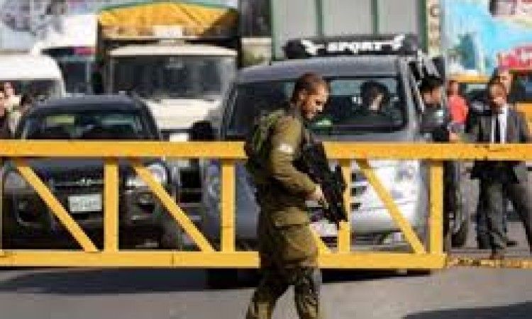 القدس: الاحتلال ينصب حاجزا عسكريا عند مدخل العيسوية ومستوطنوه يقتحمون مخماس