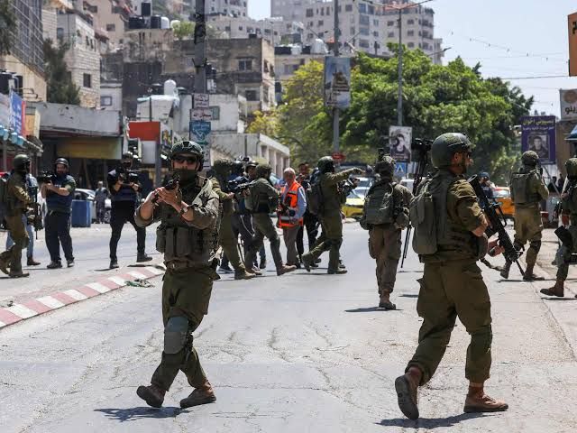 اعتقالات ومداهمات في عدة مدن بالضفة وإغلاق حاجزين شمال رام الله