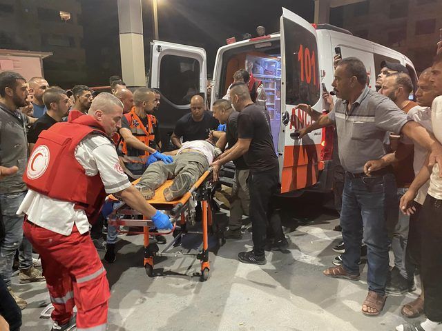 القدس: شهيد فتى وإصابتان برصاص الاحتلال خلال اقتحام مخيم قلنديا