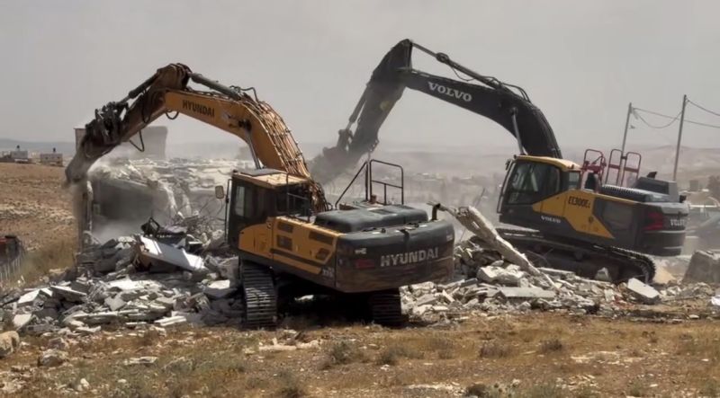 الاحتلال يهدم عددا من منازل المواطنين جنوب الخليل
