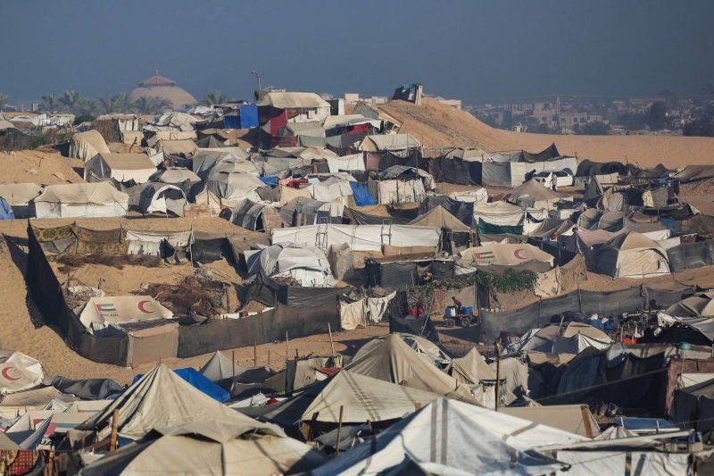 صيف قاسي يفتك بنازحي غزة.. وخيام كالأفران ومياه شحيحة