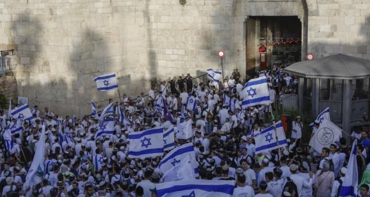 آلاف المستوطنين يشاركون بمسيرة الأعلام الإسرائيلية الاستفزازية بالقدس