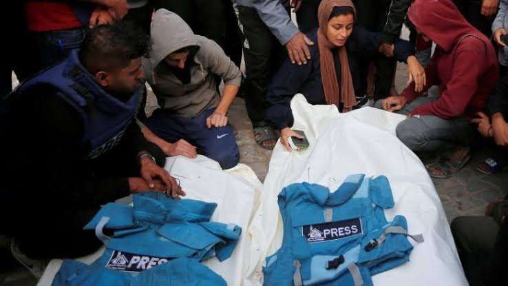 منتدى الإعلاميين يقدّم إفادة حقوقية حول استهداف الصحافة في غزة