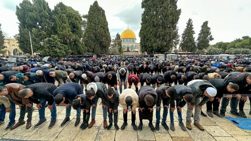 عشرات الآلاف يؤدون الجمعة في الأقصى