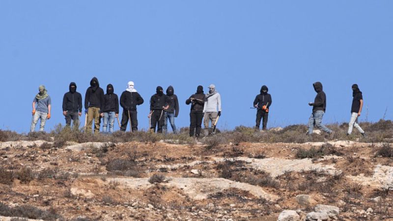 مستوطنون يهاجمون عائلة جنوب الخليل.. والاحتلال يمنع الإسعاف من الوصول
