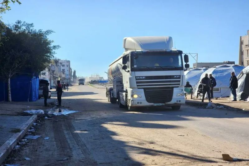 الإعلامي الحكومي: الاحتلال يعرقل السفر ويقلّص إدخال الشاحنات والوقود إلى غزة