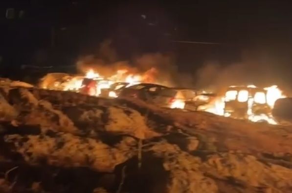 مستوطنون يحرقون مركبات في رام الله ويشنون هجمات في الخليل