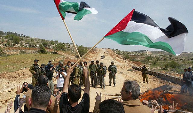 مستوطن مسلّح يهدد أطفالاً في ملعب كرة قدم بمسافر يطا