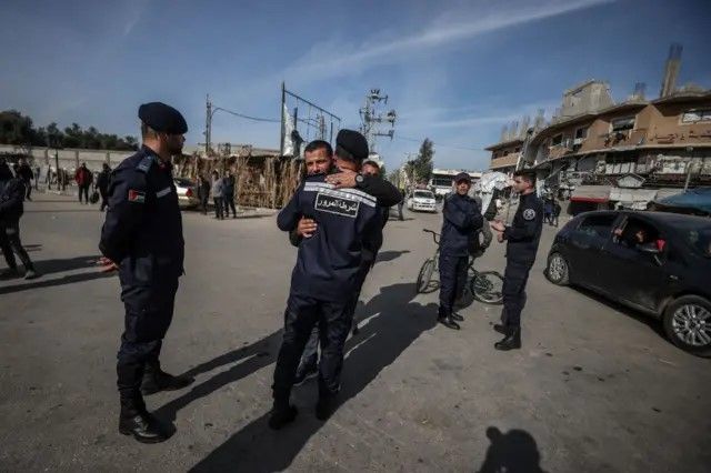 الشرطي بغزة.. عين على الطريق والأخرى على السماء