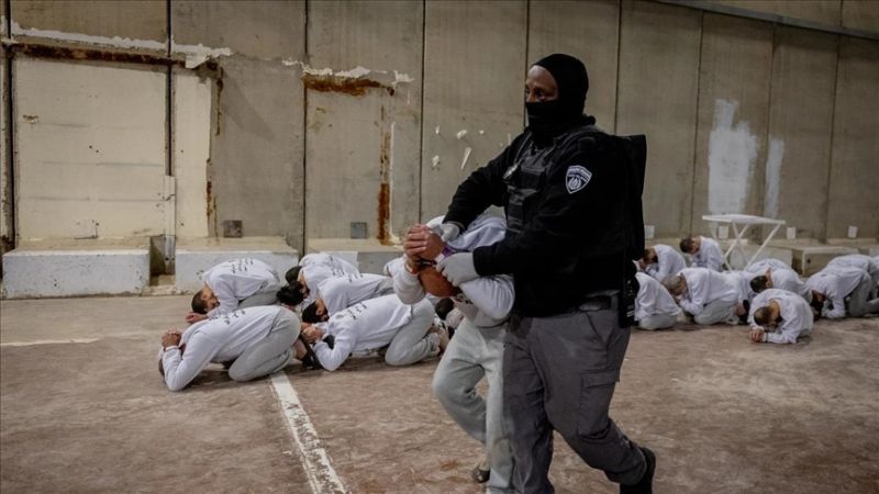 إعلام الأسرى يكشف عن صورة إجرامية للتعذيب بسجون الاحتلال