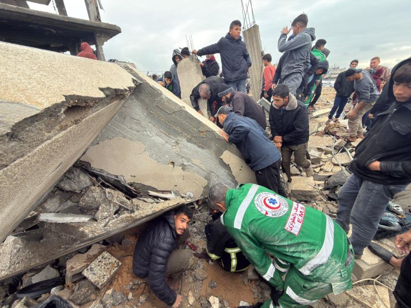 إصابة 10 فلسطينيين بانهيار جدار قرب ميناء غزة
