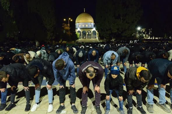تغييب أذان العشاء في الأقصى بالتزامن مع احتفالات صهيونية بساحة البراق