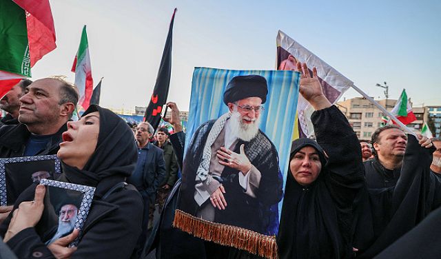 انطلاق مراسم تشييع علي خامنئي في مسار يمتد بين إيران والعراق