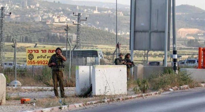 قوات الاحتلال تعتدي على عدد من العمال شرق القدس وتعتقل مواطنا على حاجز عسكري