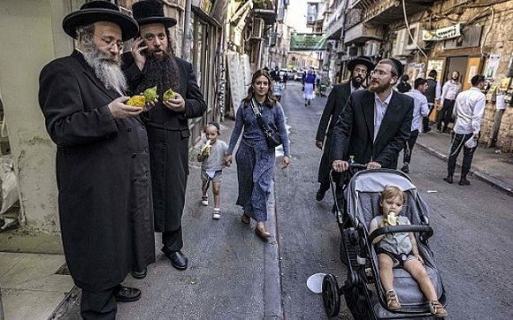 مستوطنون ينصبون بوابة حديدية في البلدة القديمة بالقدس
