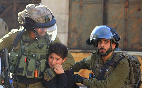 أصغرهم بعمر 7 أشهر.. 1800 طفل فلسطيني اعتقلهم الاحتلال منذ بدء الإبادة