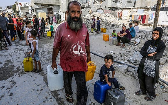 من طوابير الماء إلى تسليحه.. غزة تواجه العطش وانهيار البنية التحتية
