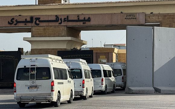 إجلاء 183 مريضًا ومرافقًا من غزة عبر معبر رفح لتلقي العلاج بالخارج