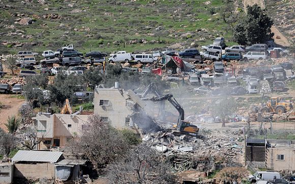 الاحتلال يهدم منزلاً ويخطر بهدم منازل أخرى في الخليل