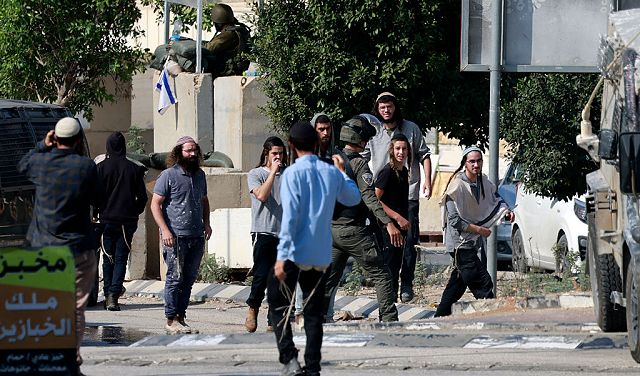 اعتداءات للمستوطنين.. إصابات في مسافر يطا وملاحقات شرق بيت لحم