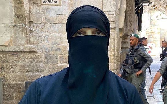 الاحتلال يفرج عن المرابطة منتهى أمارة مع قرار إبعاد عن الأقصى