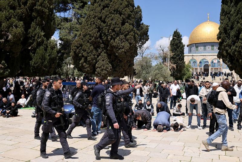 75 ألف فلسطيني يؤدون الجمعة في “الأقصى” والاحتلال يمنع خطيبه من دخوله
