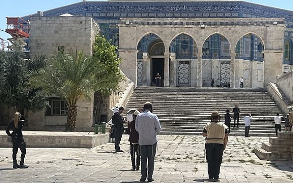عشرات المستوطنين يقتحمون الأقصى بحراسة من قوات الاحتلال