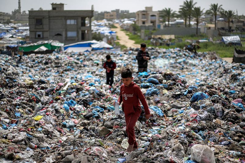 أزمة بيئية تتفاقم.. عضّات القوارض تلاحق نازحي غزة في الخيام