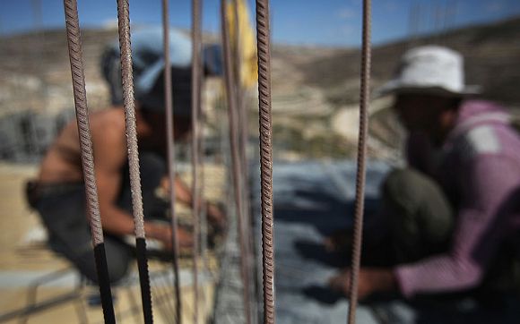 تقرير يكشف كلفة إقصاء العمال الفلسطينيين عن سوق العمل الإسرائيلية