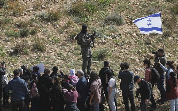 اقتحامات للمستوطنين وتشديدات عسكرية تعمّق خنق الحركة الفلسطينية