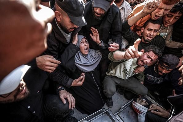 استشهاد مسعف برصاص الاحتلال في غزة تزامناً مع عمليات نسف شرق القطاع