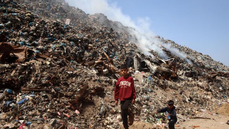 مكبات النفايات في غزة.. بؤر للأمراض وملاذ عيش قاسٍ لآلاف المعدمين