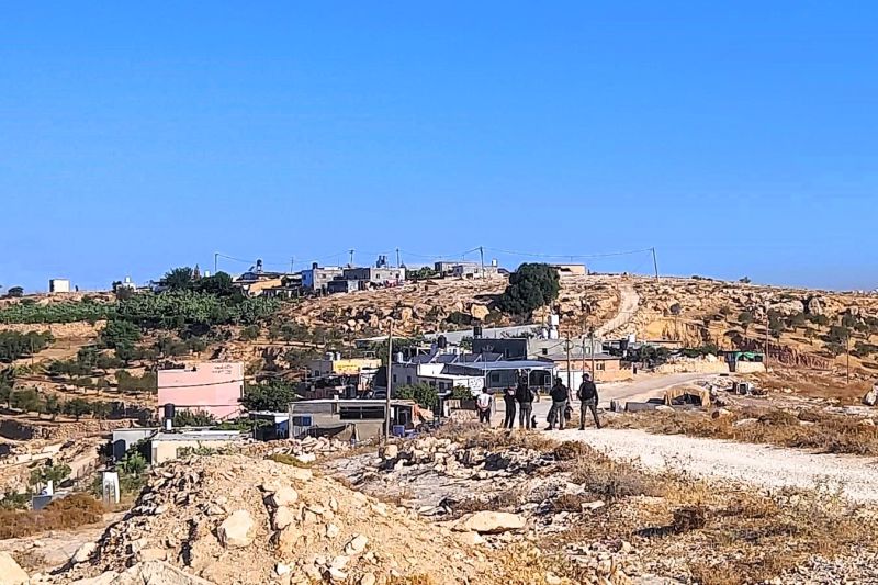 الاحتلال يخطر بهدم 5 منازل وحظيرة أغنام في الخليل