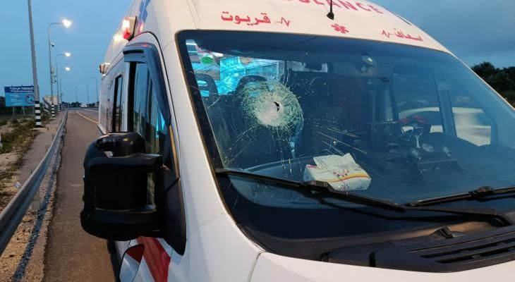 مستوطنون يهاجمون مركبة إسعاف جنوب نابلس ويكسرون زجاجها