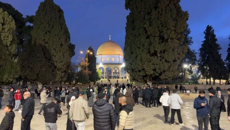 الأقصى يُفتح بعد 40 يوماً.. آلاف المصلين يحيون الفجر رغم القيود