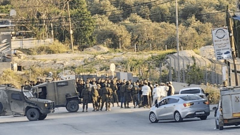 حماس تدين إجبار مستوطنين لعائلة فلسطينية على نبش قبر ذويها