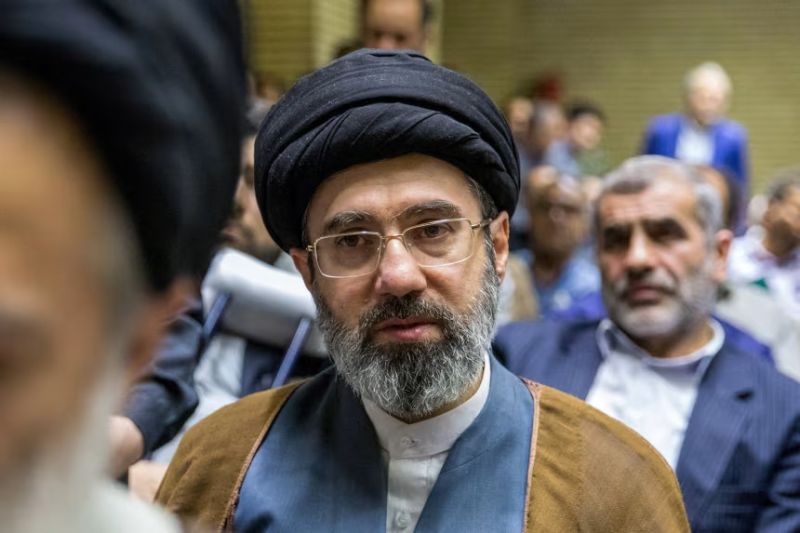 خامنئي يدعو البرلمان إلى معالجة الأزمة الاقتصادية وتعزيز التماسك الداخلي