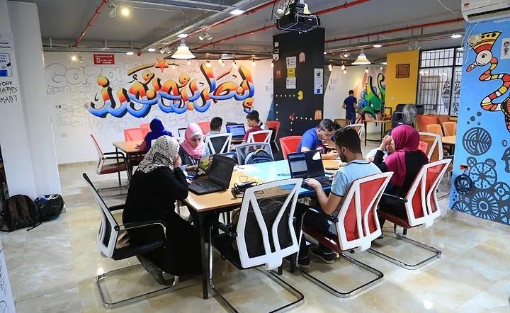 قيود تكنولوجية وبنيوية.. إقصاء ممنهج للفلسطينيين عن الاقتصاد الرقمي العالمي