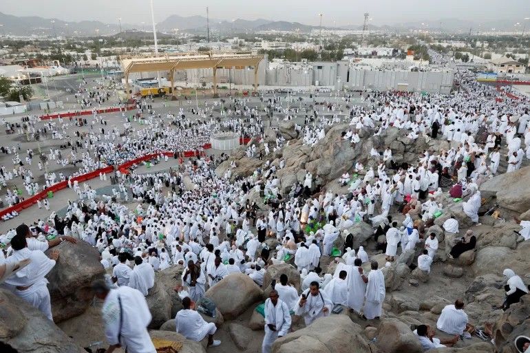الحجاج إلى صعيد عرفات لأداء ركن الحج الأعظم